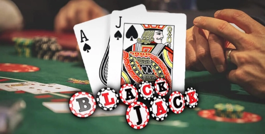 What are the advanced options in online blackjack games?